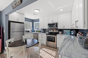 Geladeira, micro-ondas, fogão, lava-louças