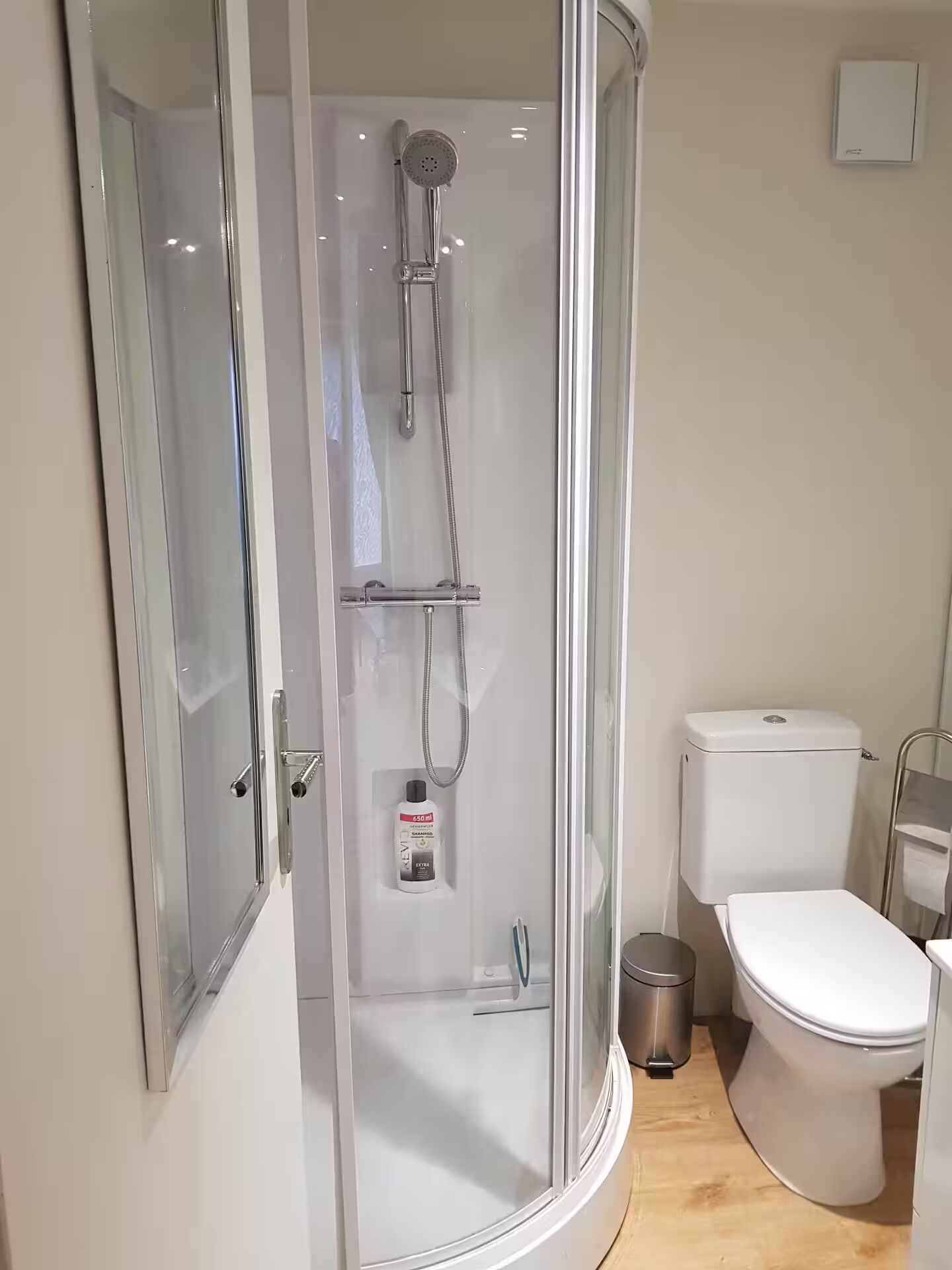 Een douche, een haardroger, handdoeken, zeep