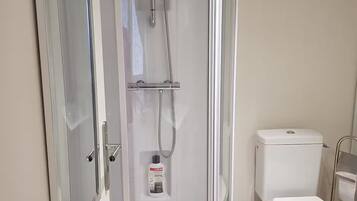 Regadera, secadora de cabello, toallas, jabón