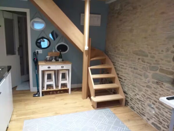 Interior - Au Mont Pour Deux # Mont-Saint-Michel# (In French only) (Pontorson)