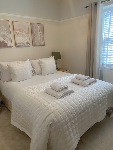 Luxury Townhouse Retreat in Kendal w/ Free Parking