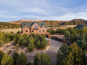 Exterior - Bryce Canyon Hilltop Lodge • Spa, Views & High-End Comfort (Hatch)