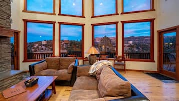 Smart TV, fireplace