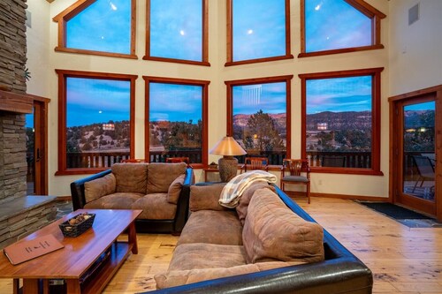 Bryce Canyon Hilltop Lodge • Spa, Views & High-End Comfort