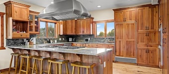 Epic Bryce Lodge • Spa, Views & High-End Comfort | Great for Groups!