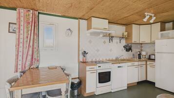 Een koelkast, een microgolfoven, een oven, een vaatwasser