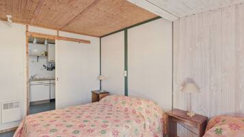 2 bedrooms, iron/ironing board, free WiFi