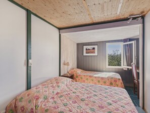 2 bedrooms, iron/ironing board, free WiFi