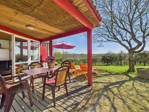 Outdoor dining - Chalet La Brousse No. 2 – sleeps 5 – with pool (Salignac-Eyvigues)