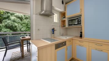 Réfrigérateur, four, lave-vaisselle, cafetiÚre/bouilloire