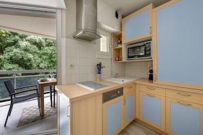 Réfrigérateur, four, plaque de cuisson, lave-vaisselle