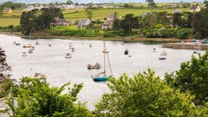 A coastal village with boats on the water, houses in the background, and greenery in the foreground. - View over the Aber - House for 8 - Large garden (Lannilis)