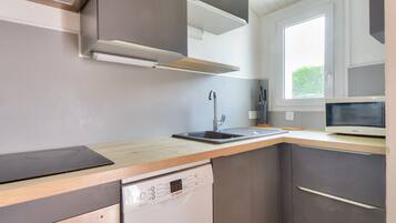 Kjøleskap, mikrobølgeovn, ovn og oppvaskmaskin