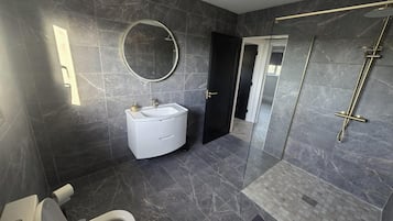 Shower, hair dryer, towels
