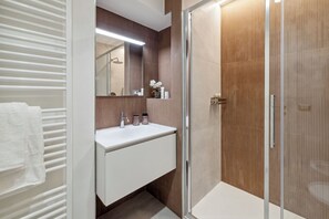 Douche, séchoir à cheveux, bidet, serviettes fournies