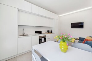 Fridge, oven, stovetop, dishwasher