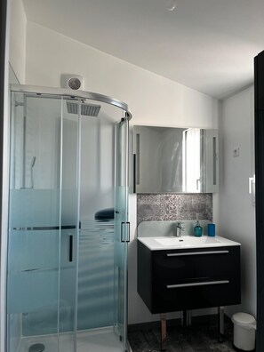 Douche, séchoir à cheveux, serviettes fournies, savon