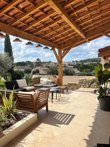Villa provençale 8 pers. with swimming pool, air conditioning, calm and greenery with view.