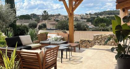 Villa provençale 8 pers. with swimming pool, air conditioning, calm and greenery with view.