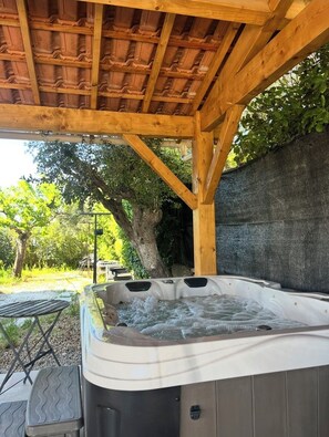 Outdoor spa tub - Villa provençale 8 pers. with swimming pool, air conditioning, calm and greenery with view. (Unknown)