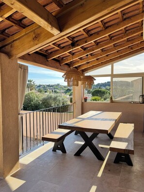 Dining - Villa provençale 8 pers. with swimming pool, air conditioning, calm and greenery with view. (Unknown)