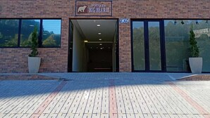 A building with a sign reading "Pousada Big Bear II" and a number "1074" on the facade. - POUSADA BIG BEAR 2 (Campos do Jordao)