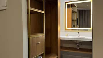 Habitación doble Deluxe | Baño | Amenidades de baño gratuitas, secadora de cabello, jabón, shampoo