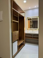 Deluxe Double Room | Bathroom | Free toiletries, hair dryer, soap, shampoo