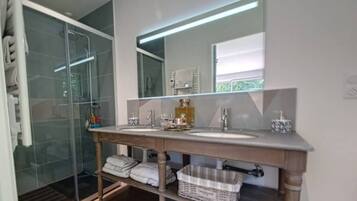 Douche, sĂšche-cheveux, serviettes fournies, savon