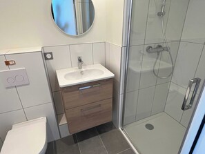 House | Bathroom | Hair dryer, towels, shampoo
