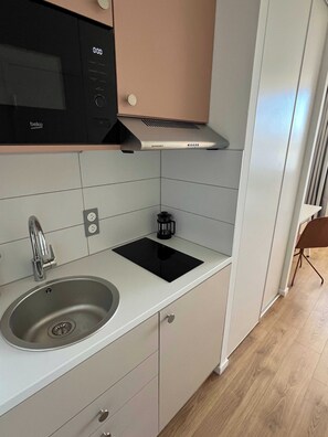 Refrigerador, microondas, placa de cocina, cafetera/tetera