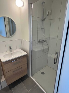 Huis | Badkamer | Een haardroger, handdoeken, shampoo