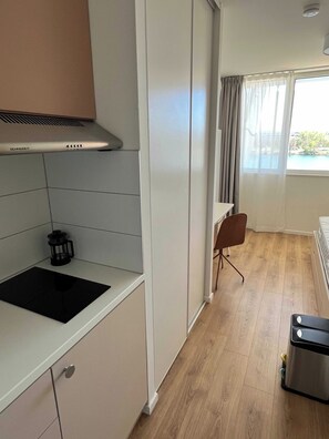 Maison | Cuisine privée | Réfrigérateur, micro-ondes, plaque de cuisson, cafetière/bouilloire