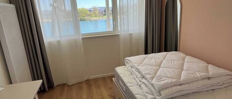 1 sovrum, arbetsyta för laptop, strykjärn/strykbräda och sängkläder