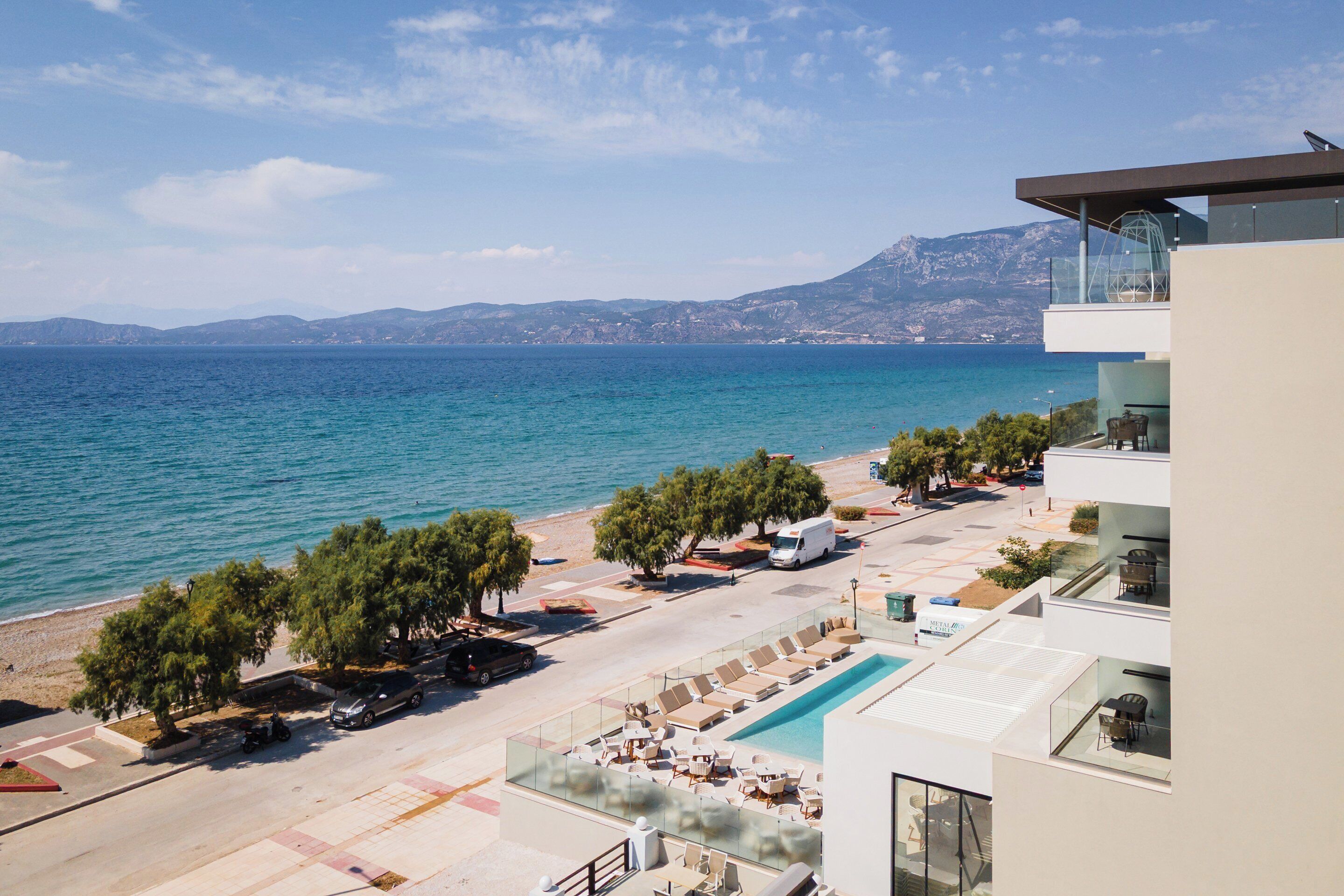 Plage, cabines (en supplément), chaises longues, parasols