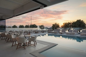 Una piscina al aire libre (de 09:00 a 21:00), sombrillas, tumbonas