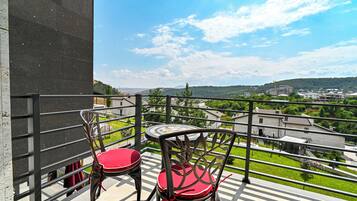 Habitación estándar con 1 cama matrimonial o 2 individuales, balcón, vista a la montaña | Balcón