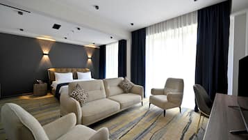 Habitación Deluxe doble, balcón, vistas a la montaña | Caja fuerte, cortinas opacas, sistema de insonorización