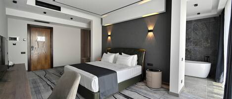 Une chambre d’hôtel moderne, dotée d’un grand lit, d’un bureau et d’une salle de bain.