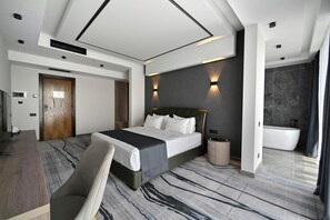 Chambre Double Luxe, balcon, vue montagne | Coffres-forts dans les chambres, rideaux occultants