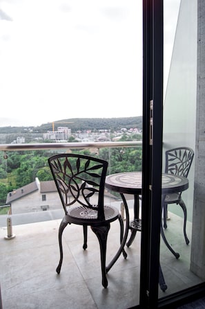 Standard-Doppelzimmer, Balkon, Bergblick | Zimmersafe, Verdunkelungsvorhänge, schallisolierte Zimmer