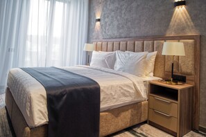 Standard-Doppelzimmer, Balkon, Bergblick | Zimmersafe, Verdunkelungsvorhänge, schallisolierte Zimmer