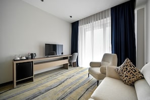 Suíte júnior, vista para a montanha | Cofres nos quartos, cortinas blackout, quartos à prova de som