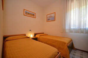 2 bedrooms, internet, bed sheets