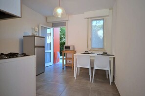 Réfrigérateur, micro-ondes, plaque de cuisson, cafetière/bouilloire