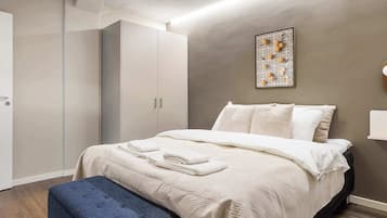 1 dormitori, escriptori, planxa i posts de planxar i wifi