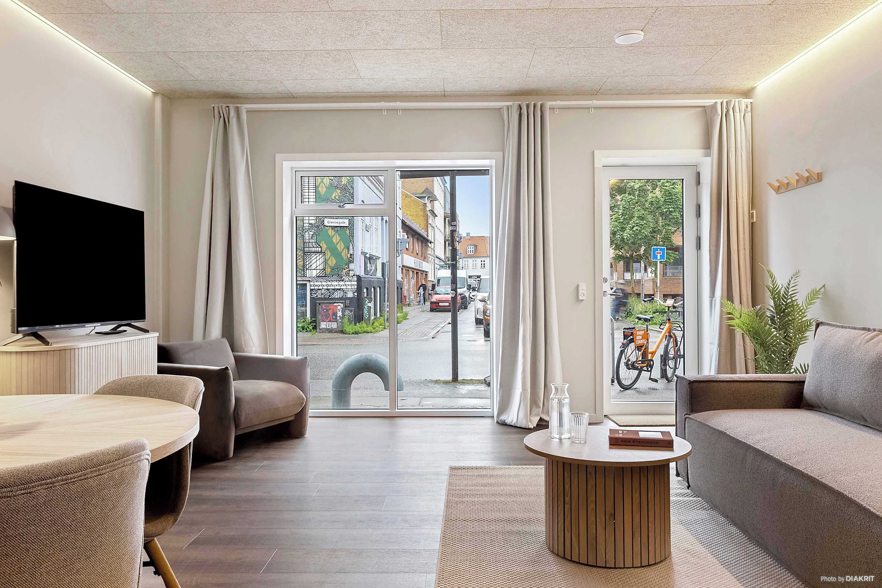 Una televisión, una oficina