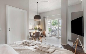 1 dormitorio, escritorio, tabla de planchar con plancha y wifi