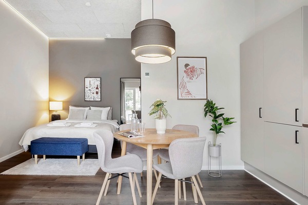 Sleeping and dining area with 4 comfortable seats