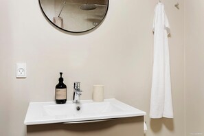 Dusj, hårføner og håndklær